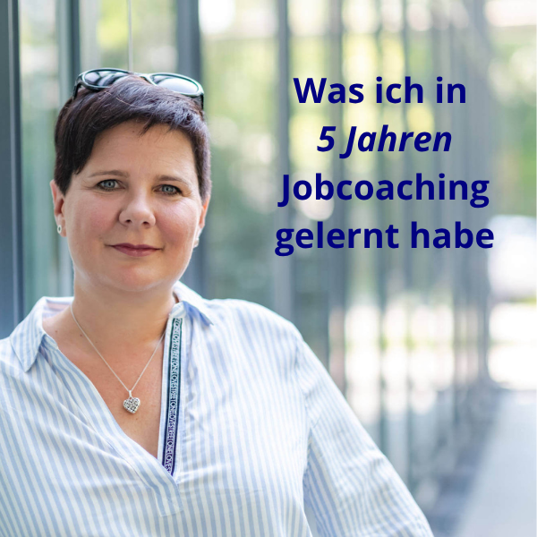 Frau steht vor Glasfront, Überschrift: Was ich in 5 Jahren Jobcoaching gelernt habe